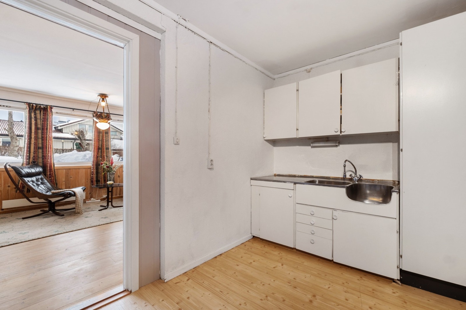 Kjøkkenet i underetasjen har innredning med glatte fronter og benkeplate i stål. Galleribilde