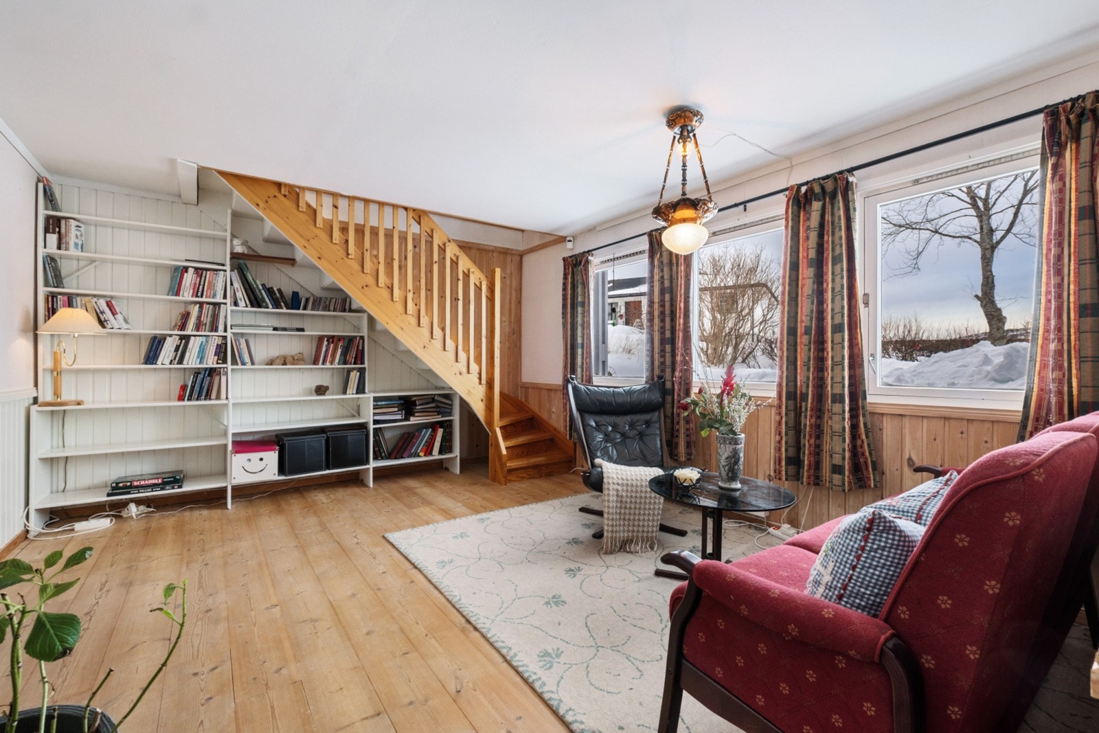 Etasjen var tidligere benyttet som en 2-roms utleiedel. Eiere har valgt å åpne mellom etasjene med trapp for å bruke delen selv. Galleribilde