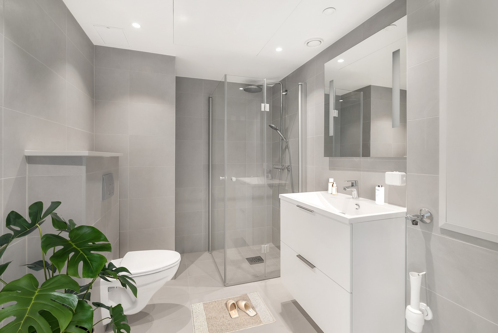 Stilrent og pent flislagt bad med varme i gulv og downlights i himling. Dusjhjørne med innfellbare vegger og regnfall/hånddusj. Galleribilde