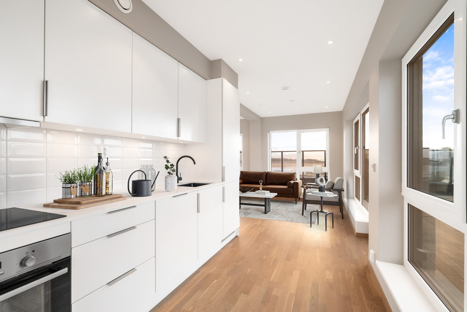 Integrert stekeovn, platetopp, oppvaskmaskin og kjøle/fryseskap. Komfyrvakt og Waterguard montert. Galleribilde