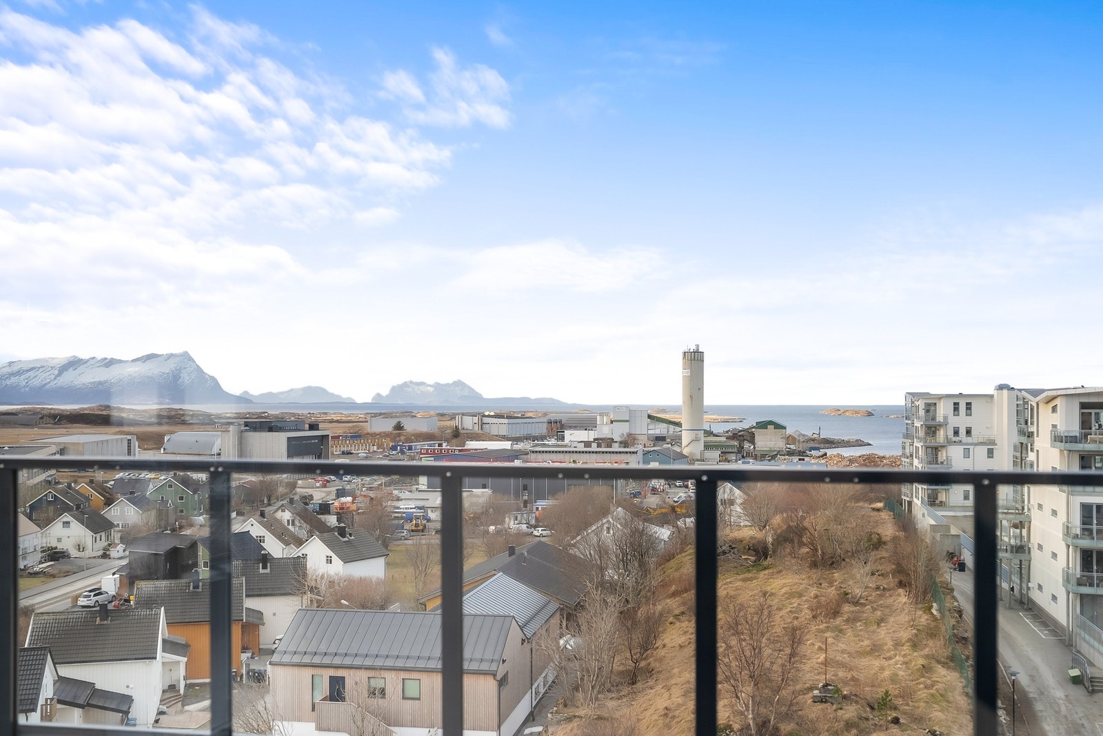 Utsikt vestover mot havet og deler av innseilinga. Galleribilde