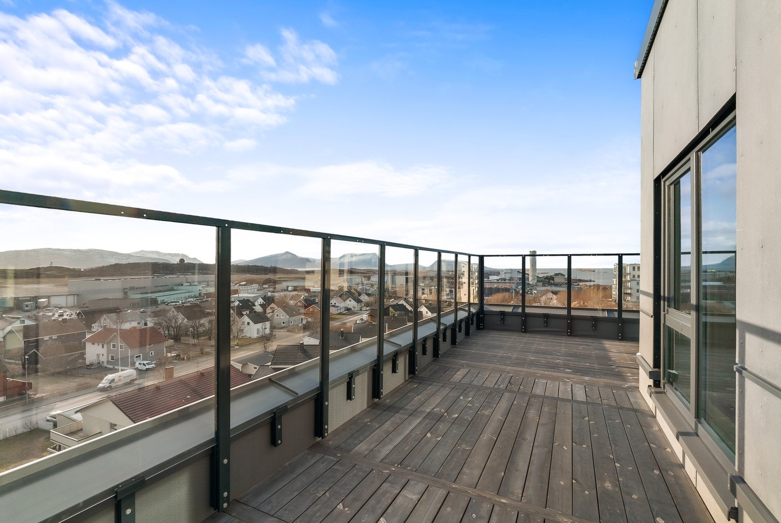 Herlig takterrasse på ca. 32 m² - god plass til utemøblement. Galleribilde