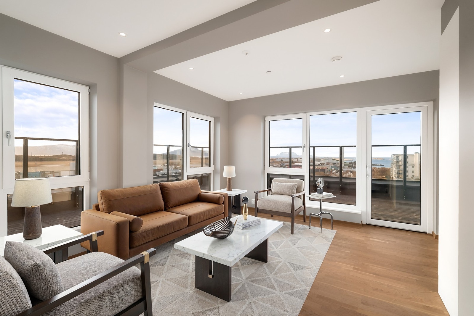 Balansert ventilasjon og vannbåren gulvvarme sørger for godt inneklima året rundt. Galleribilde