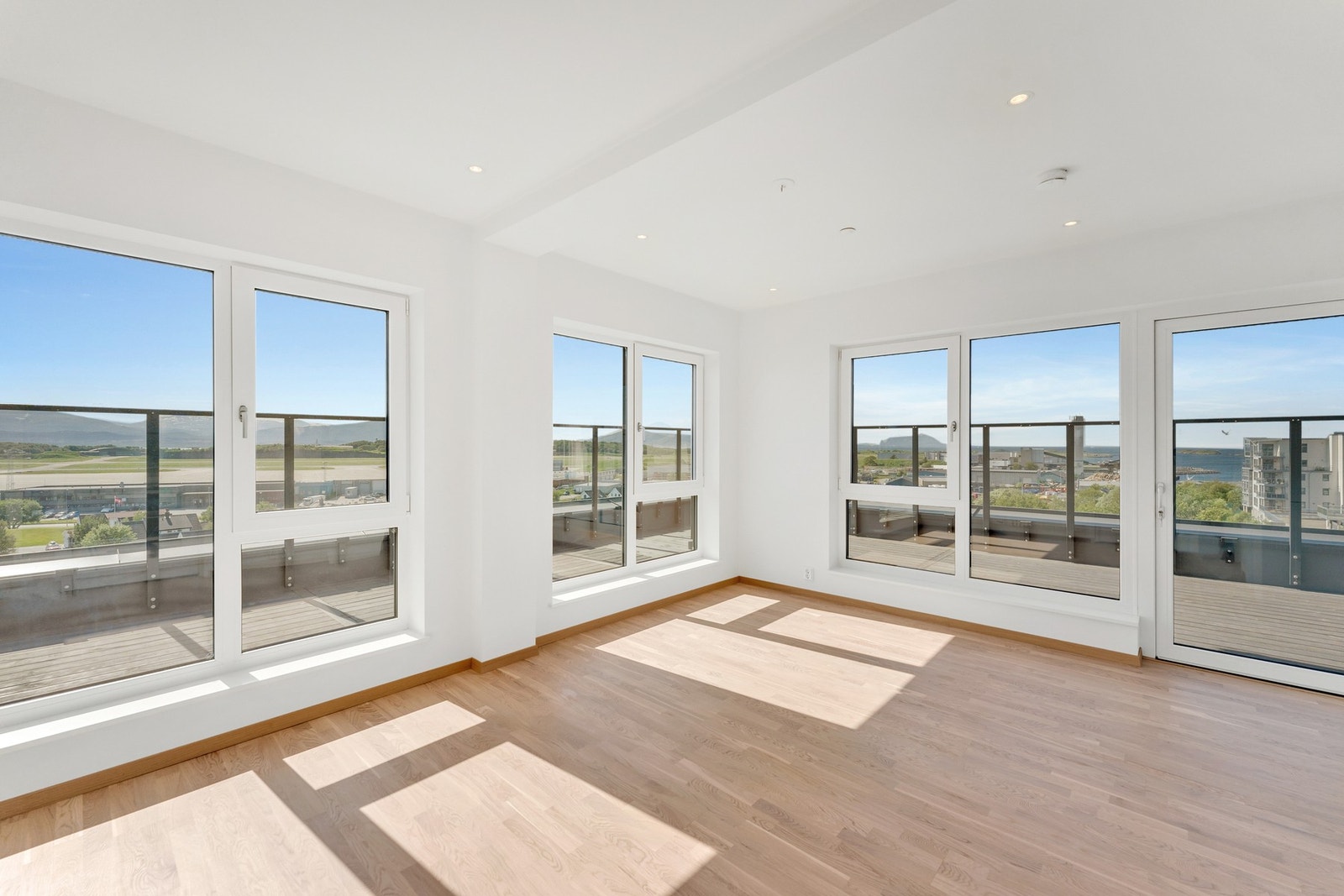 EiendomsMegler1 v/ Mathias Olsen ønsker velkommen til Hammarn 6 H0604 - lekker og moderne 3-roms selveier fra 2023 med nydelig utsikt! Galleribilde