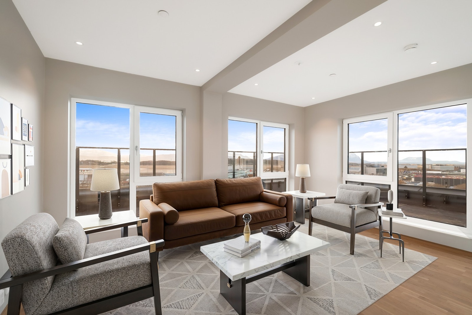 Gjennomgående god standard med slette gipsvegger i lyse farger, parkettgulv og downlights. (Digitalt møblert). Galleribilde