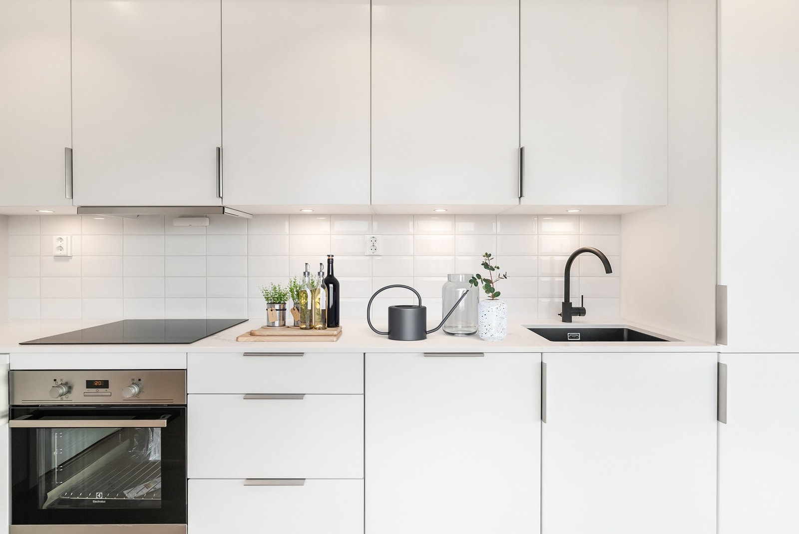 Integrert stekeovn, platetopp, oppvaskmaskin og kjøle/fryseskap. Komfyrvakt og Waterguard montert. Galleribilde