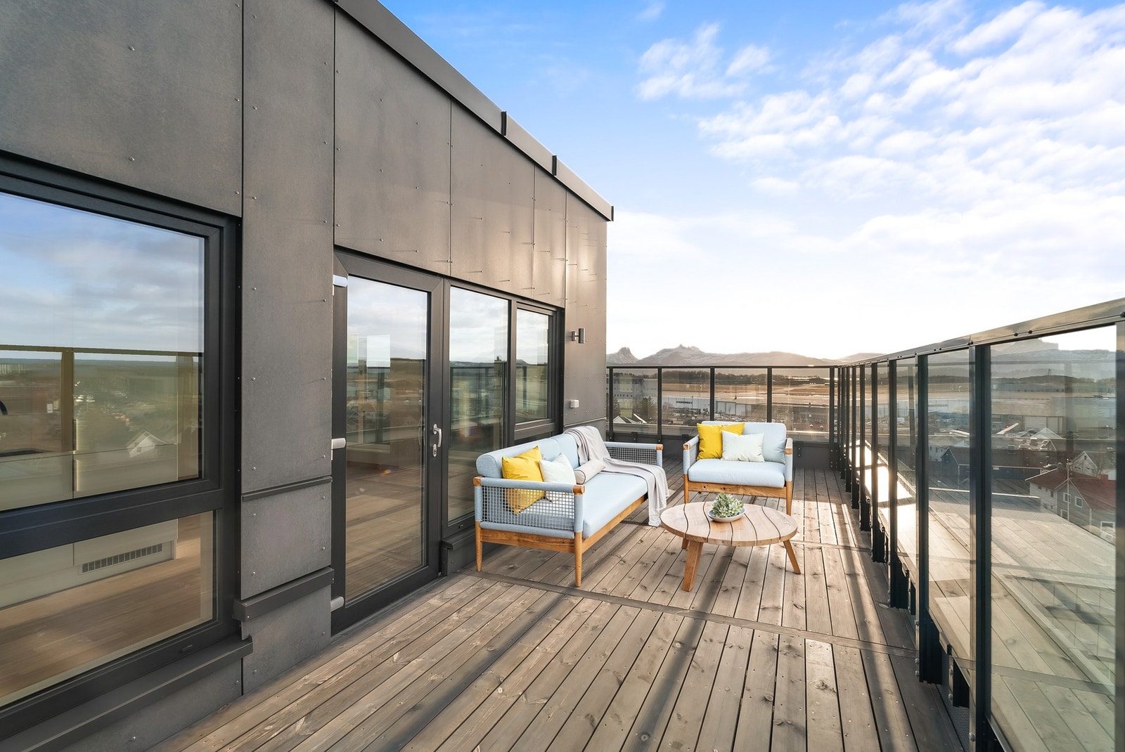 Utsikt sørover mot Børvasstindene og flyplassen. Galleribilde