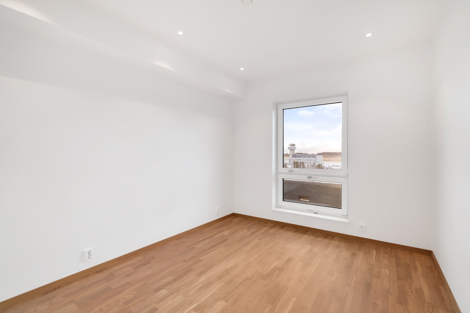 Soverom nr. 2 har god plass til seng, nattbord og ønsket garderobeløsning. Galleribilde