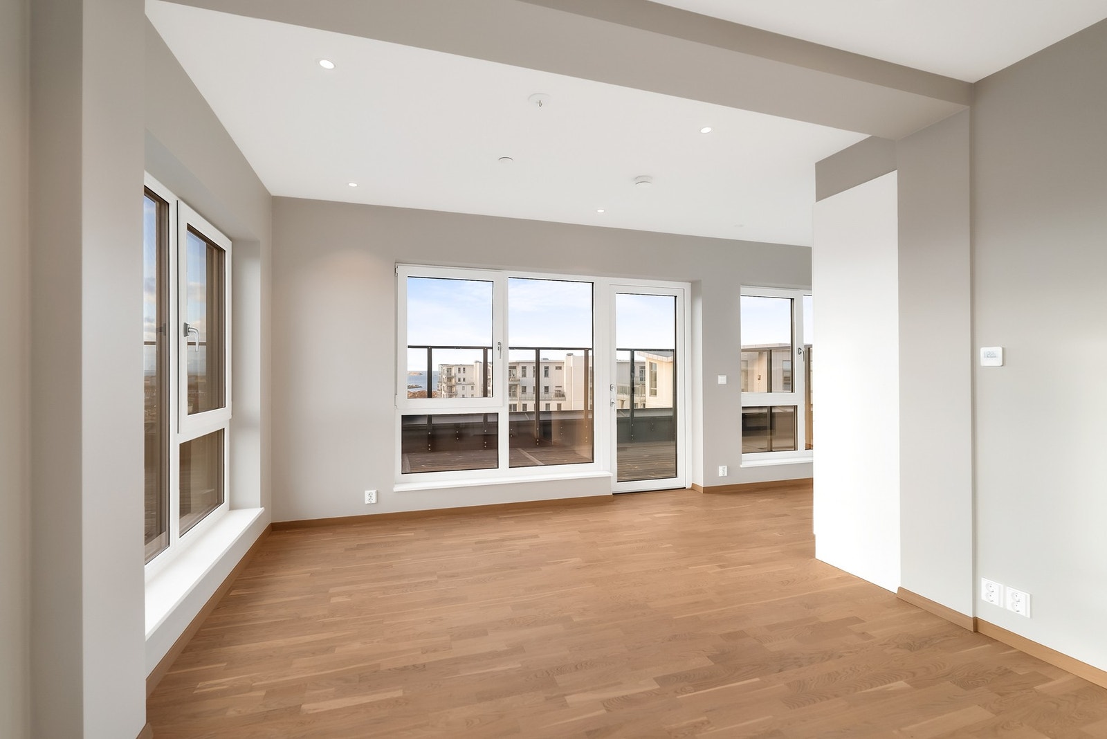 Balansert ventilasjon og vannbåren gulvvarme sørger for godt inneklima året rundt. Galleribilde