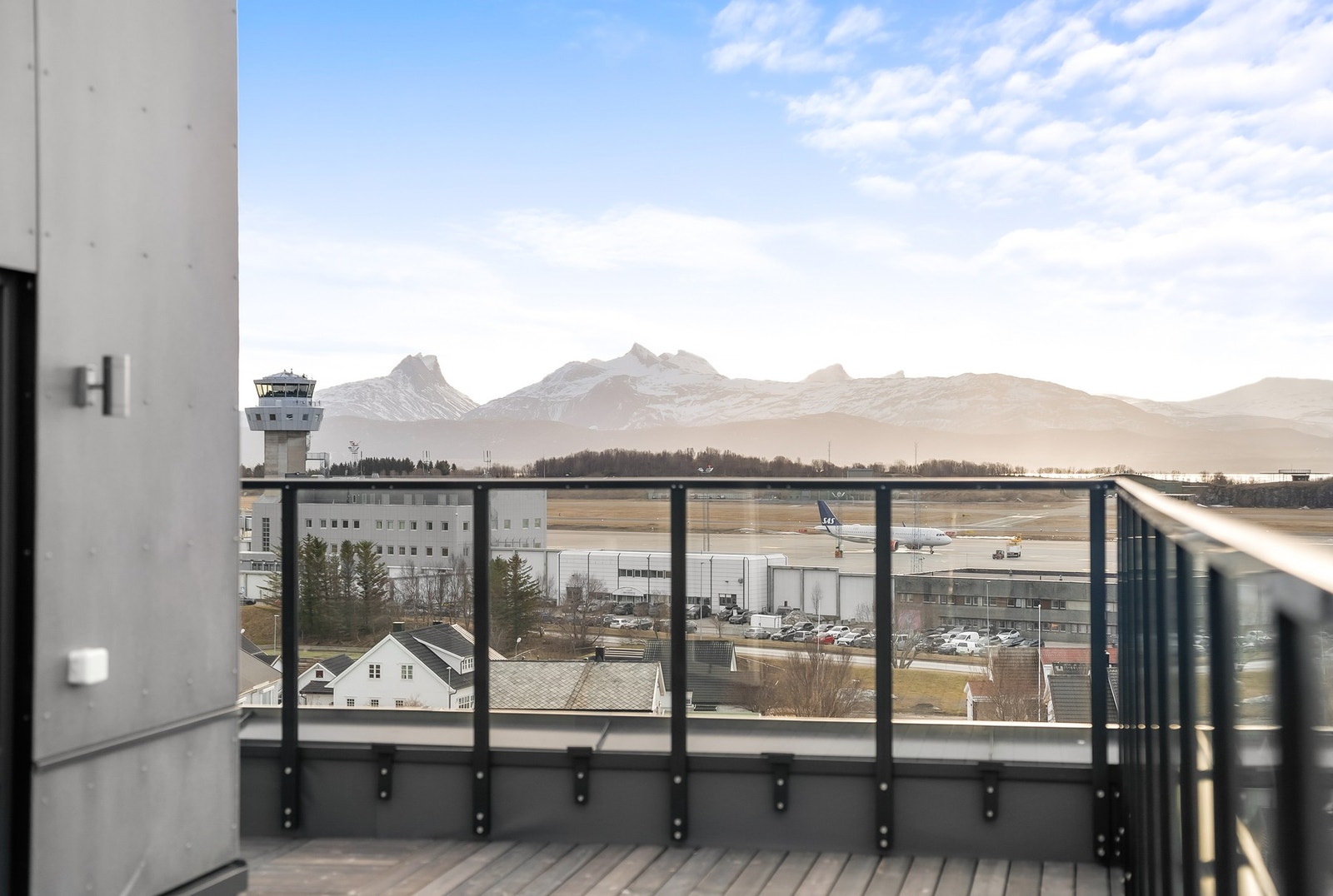 Utsikt sørover mot Børvasstindene og flyplassen. Galleribilde