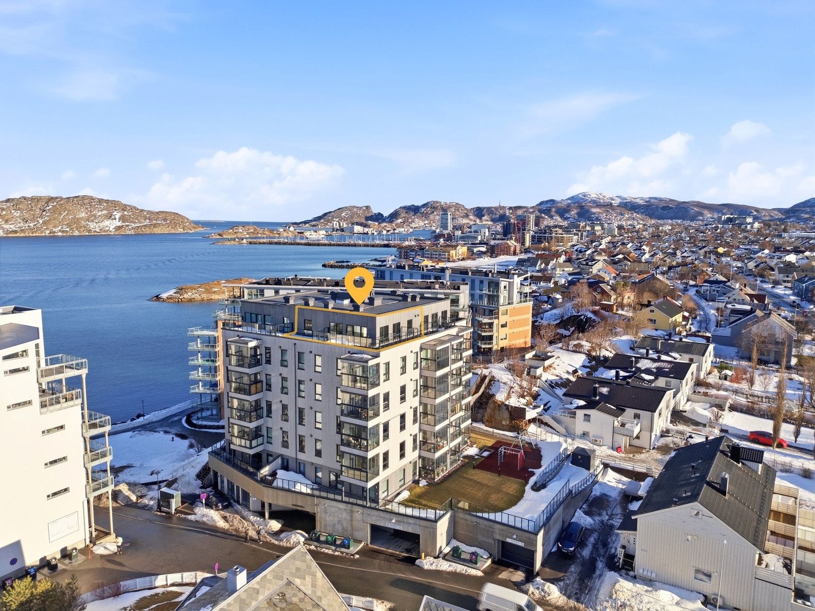 Leiligheten ligger meget bra til på hjørnet i toppetasjen (6. etg) og vender mot sydvest - dette sikrer svært gode solforhold og upåklagelig utsikt! Galleribilde