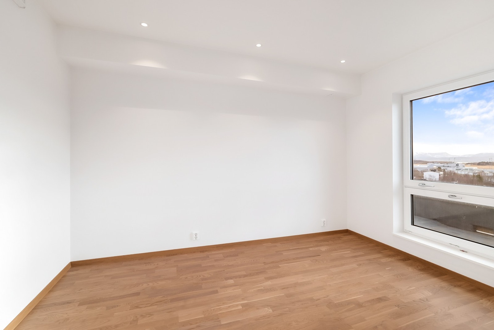 Soverom nr. 2 har god plass til seng, nattbord og ønsket garderobeløsning. Galleribilde