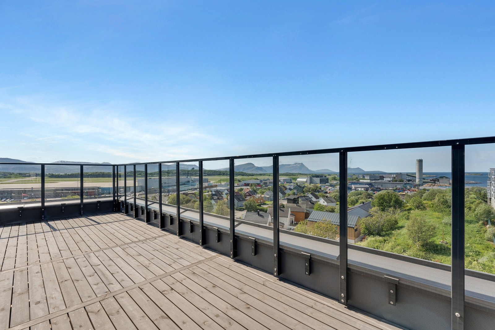 Utsikt sørvestover mot b.la Sandhornet og Fugløya. Galleribilde