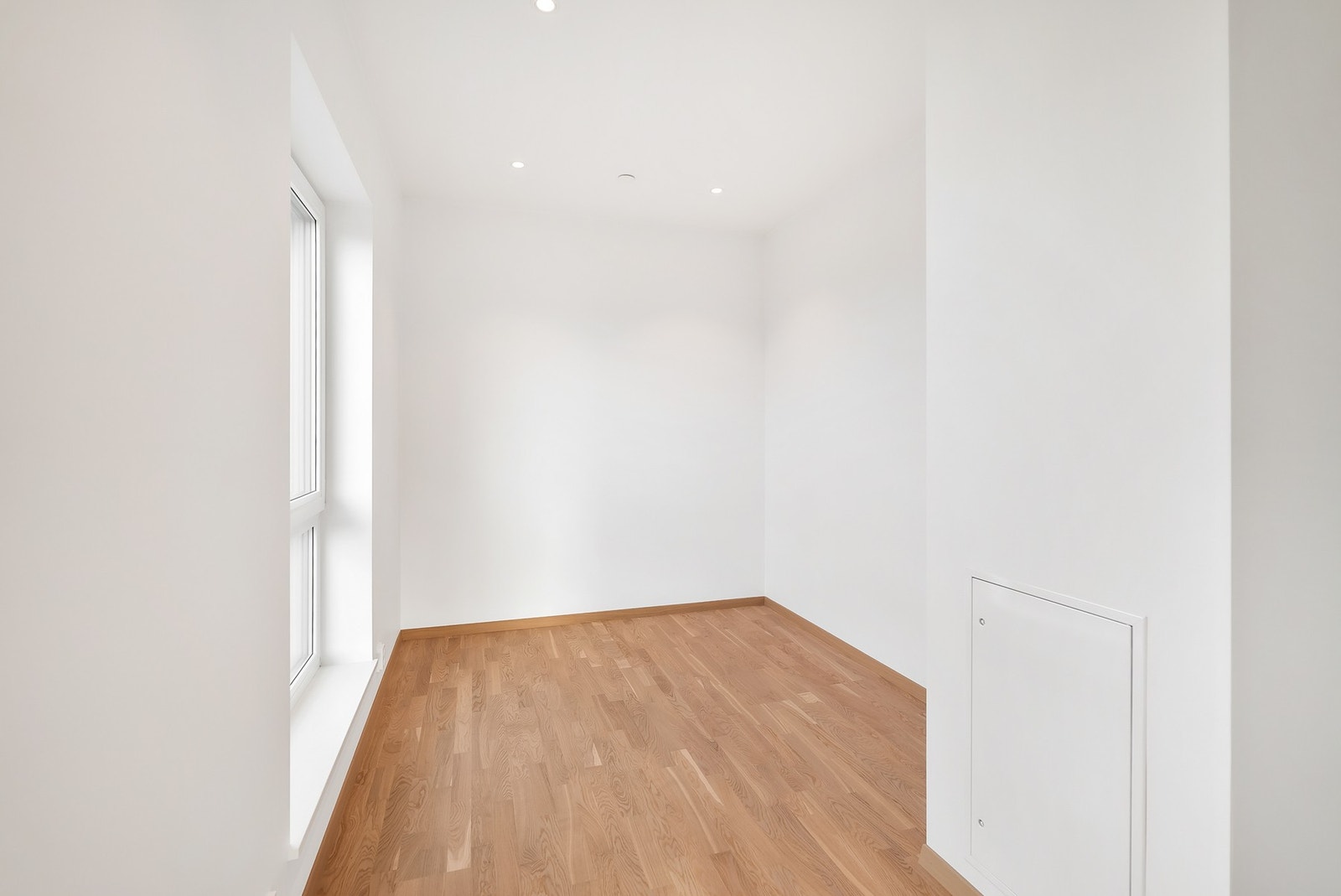 God plass til seng, nattbord og ønsket garderobeløsning. Parkettgulv og downlights i himling. Galleribilde