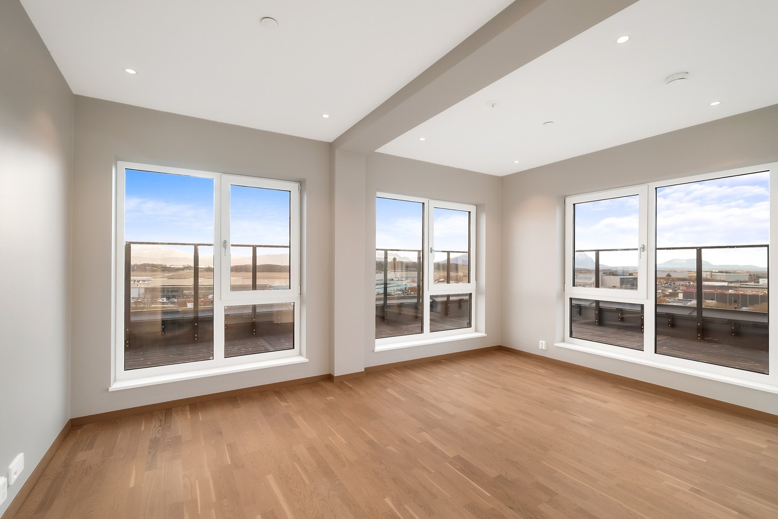 Flott stue med store vindusflater som gir godt med lys inn - nydelig utsikt! Galleribilde