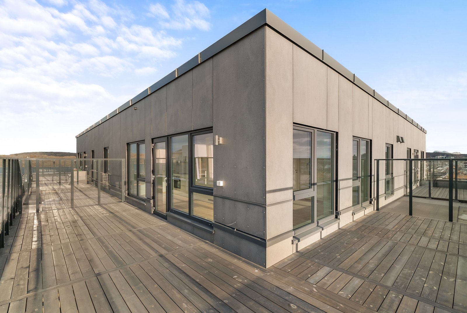 Herlig takterrasse på ca. 32 m² - god plass til utemøblement. Galleribilde