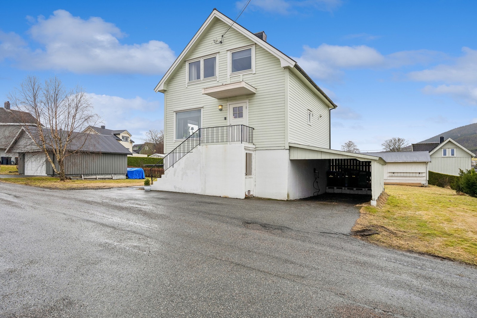 Parkering i integrerte carport. Oppstillingsplasser langs trapp og foran carport Galleribilde