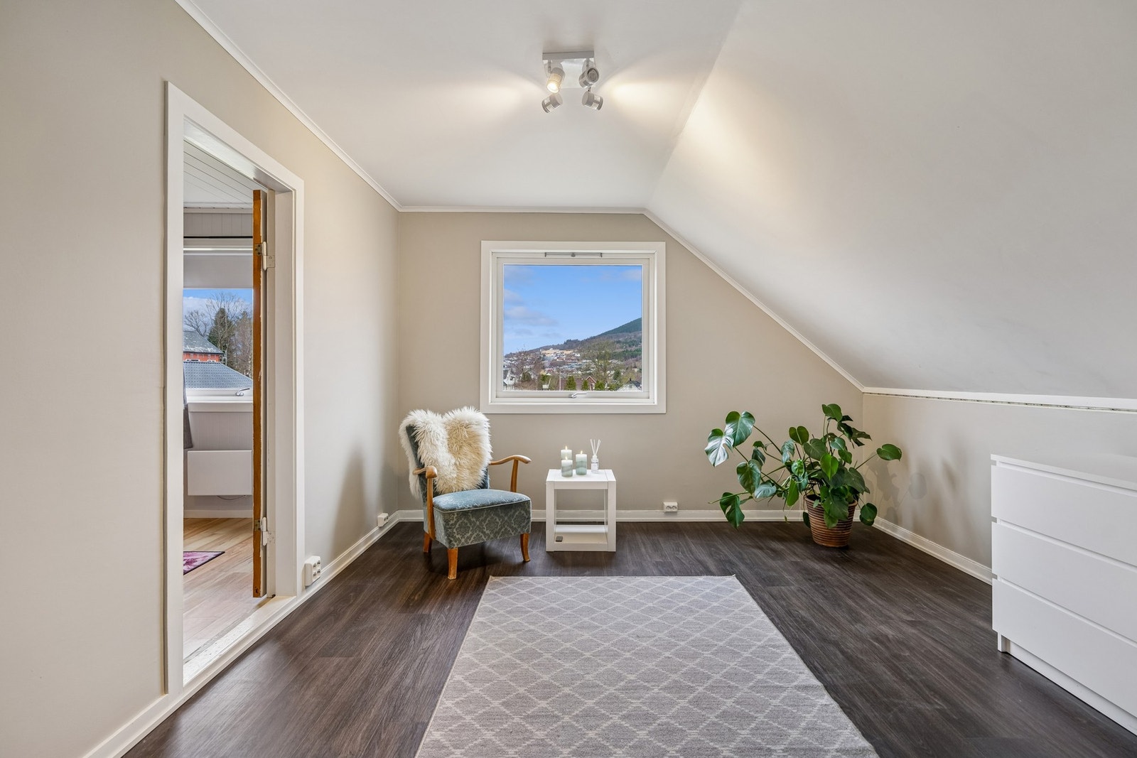 Soverom 3. I tillegg til dør fra naborom er det også dør til soverommet fra gangen Galleribilde