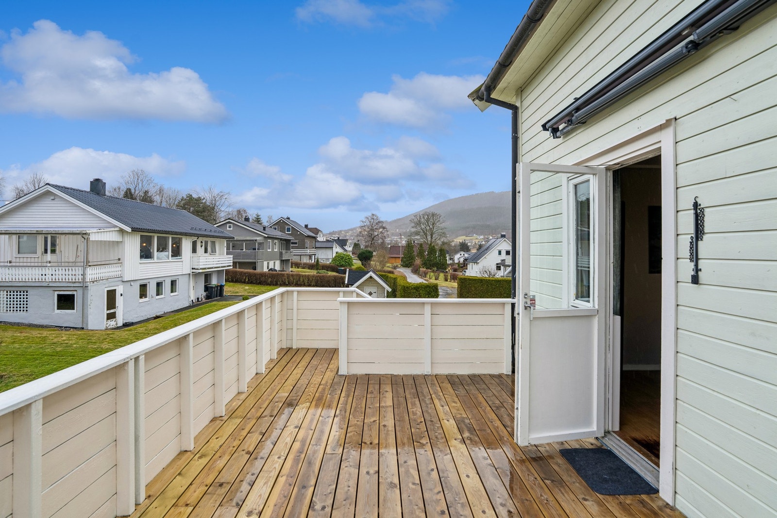 Terrasse er vendt mot sør og vest. Gode solforhold Galleribilde