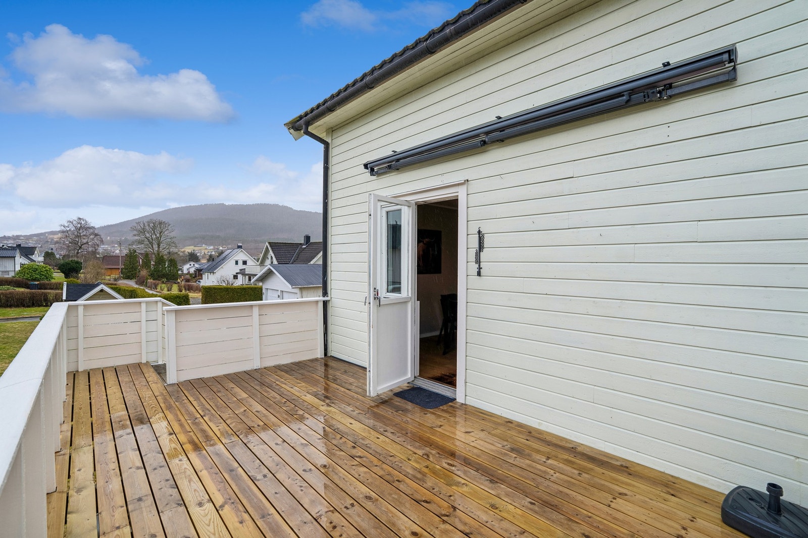 Trapp ned til hage fra terrassen Galleribilde