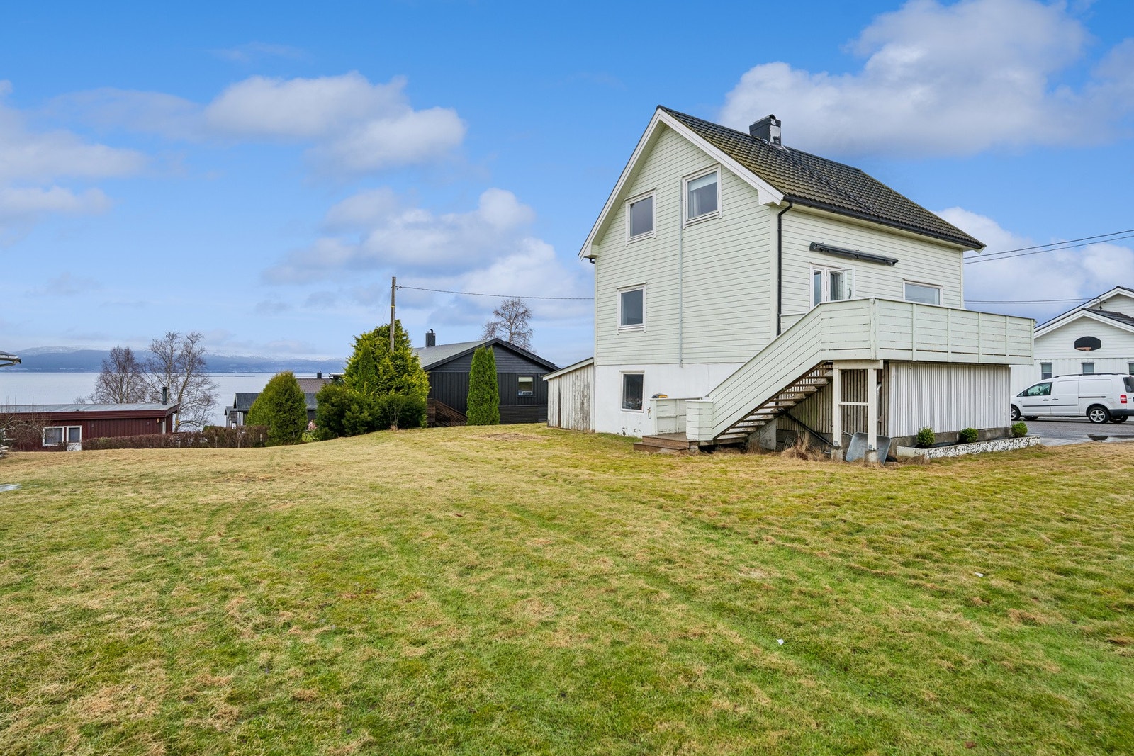 Tomt på 626 m2 i rolig og barnevennlig boligområde. Deler av plen / tomt på bildet hører til naboeiendom Galleribilde