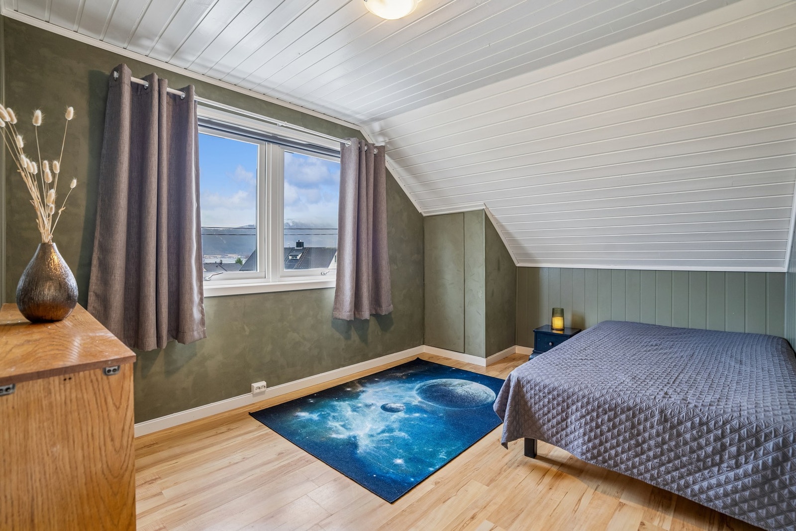 Soverom 1. Alle tre soverommene er romslige Galleribilde