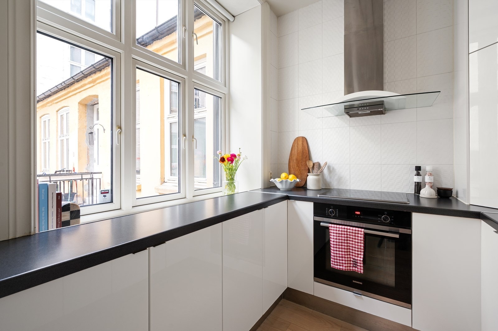 Kjøkkenet har lyse, glatte fronter og ellers godt med både skap- og benkeplass. Galleribilde