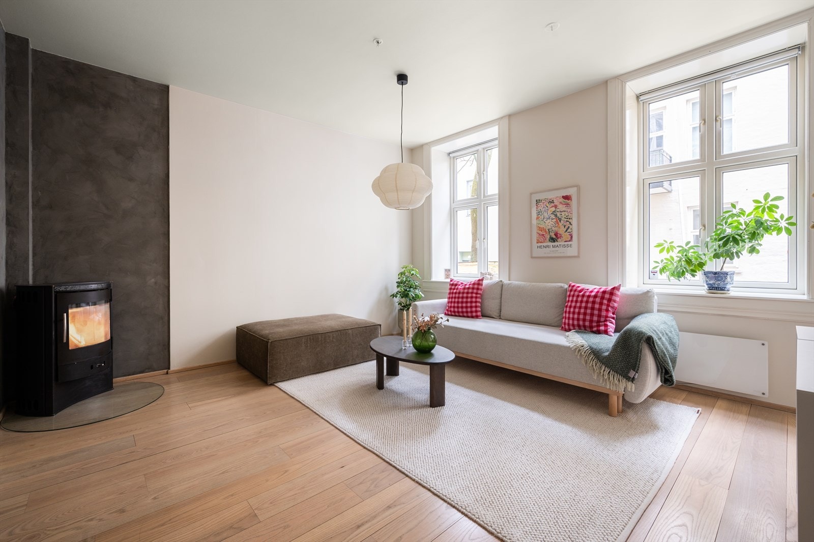 Leiligheten ligger skjermet og tilbaketrukket til, og vender i sin helhet mot et rolig og hyggelig indre gårdsrom. Galleribilde