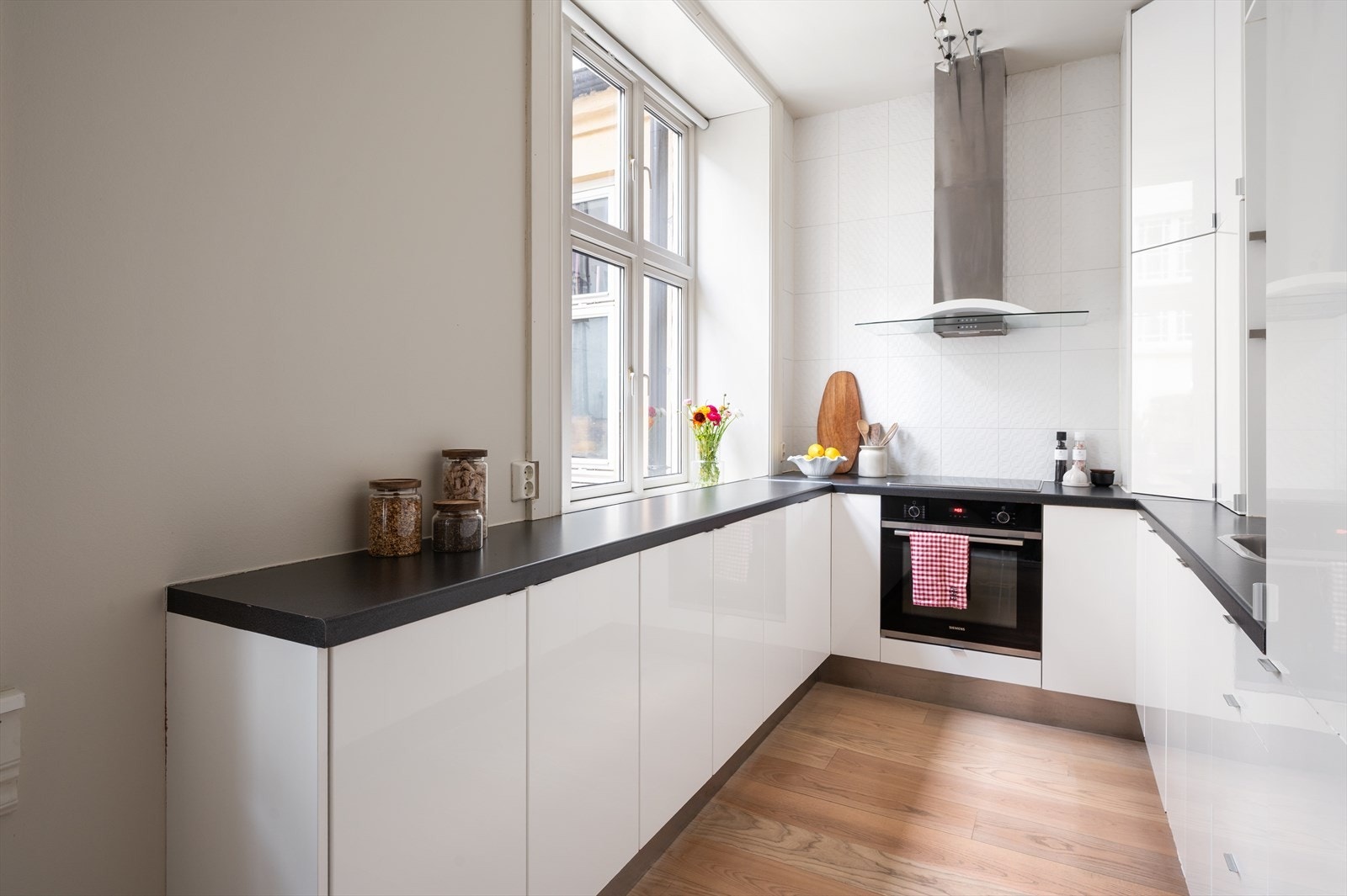 Stuen ligger i åpen løsning mot kjøkkenet og er med på å bidra til en sosial og luftig planløsning. Galleribilde