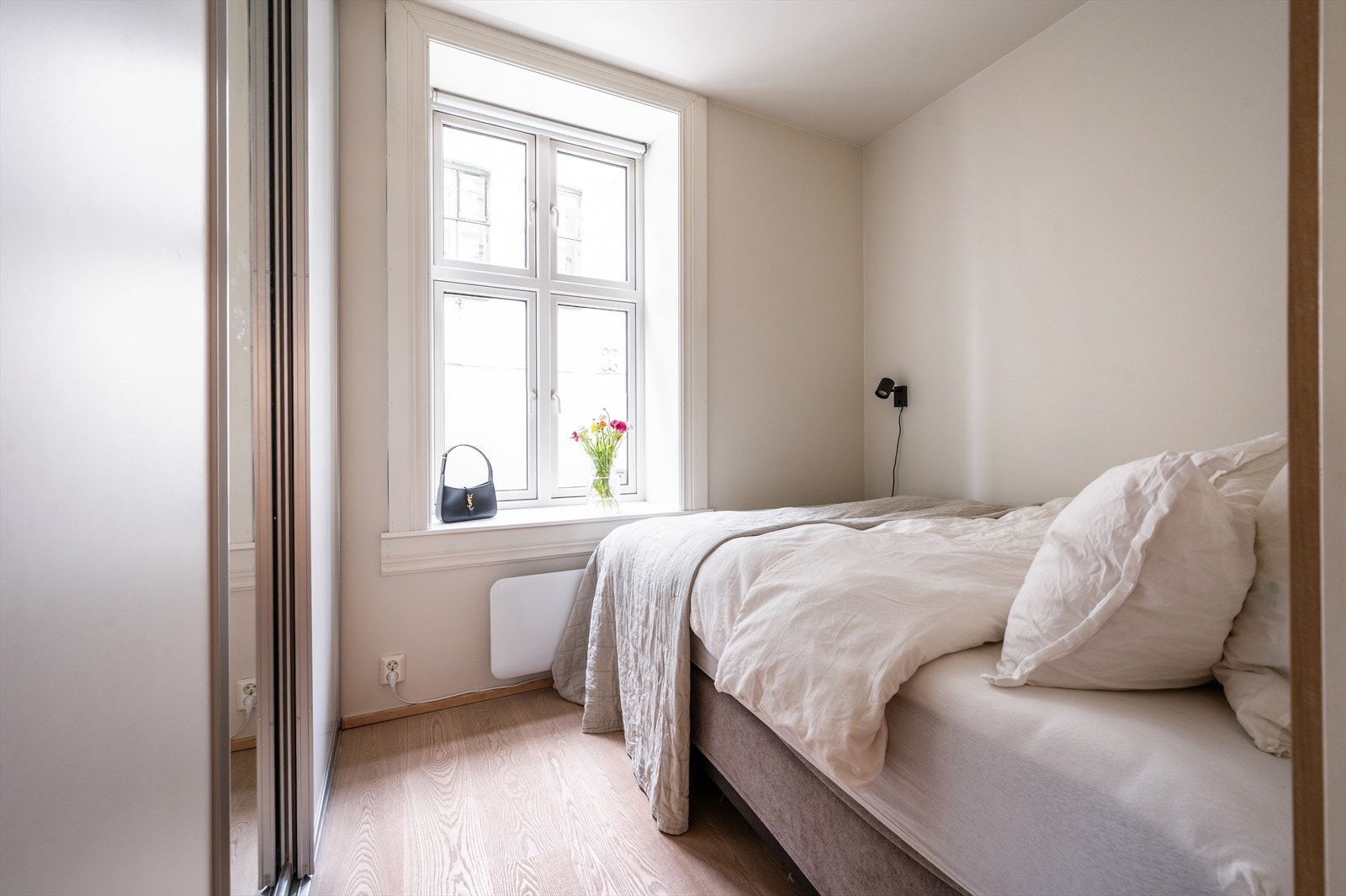 Soverom med plass til dobbeltseng. Galleribilde