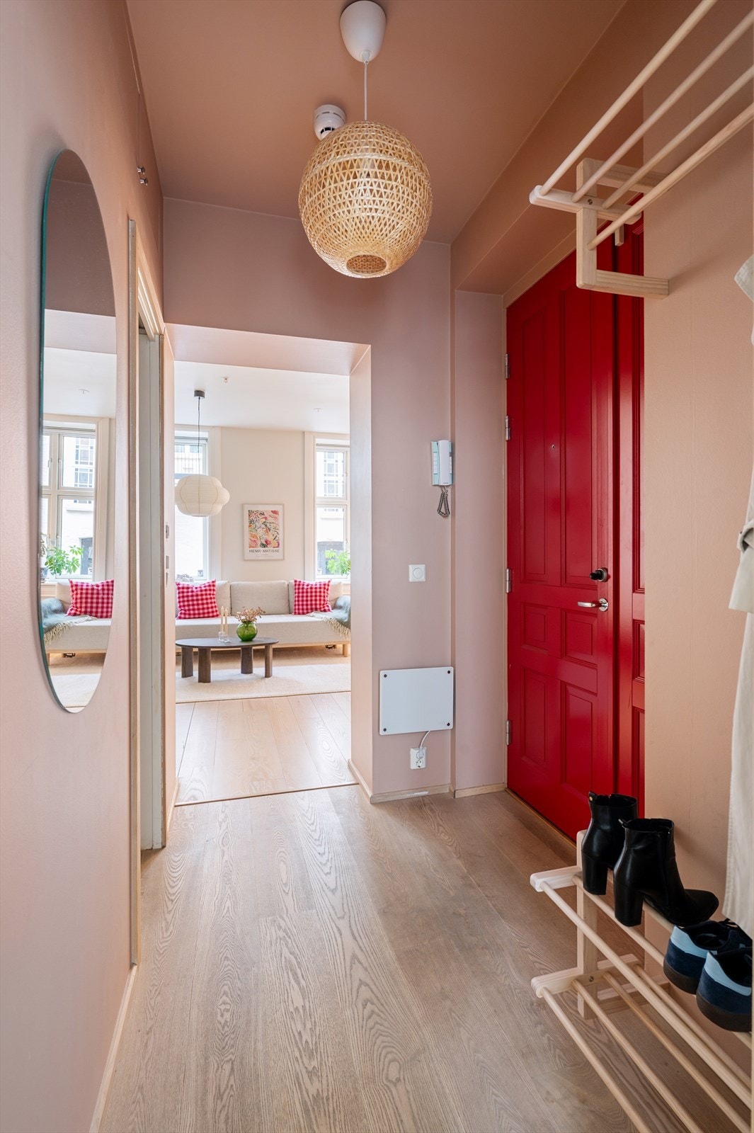 Det er også rom for skoskap eller kommode etter behov. Praktisk plassert dørtelefon ved inngangsdøren. Galleribilde