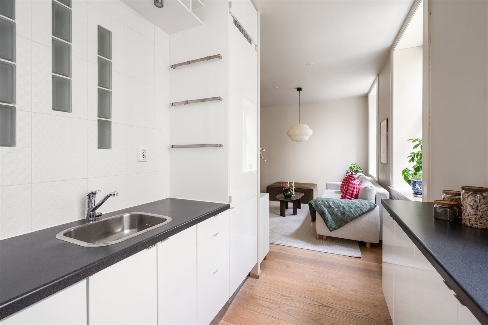 Hele leiligheten er malt i lyse og moderne fargetoner. Galleribilde