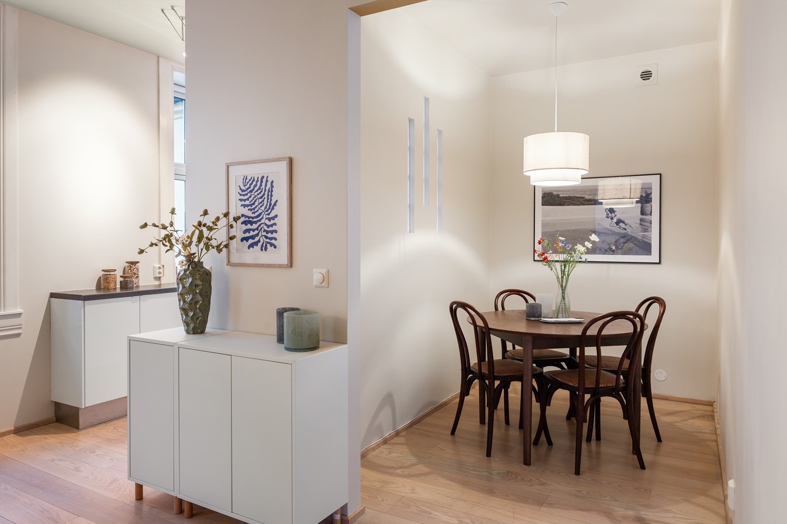 Praktisk nisjé med god plass for blant annet spisebord for hyggelige sammenkomster. Galleribilde