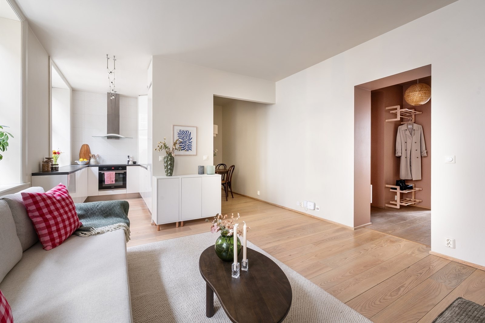 Romslig og åpen planløsning og en takhøyde på 2,76 meter gir en god romfølelse. Galleribilde