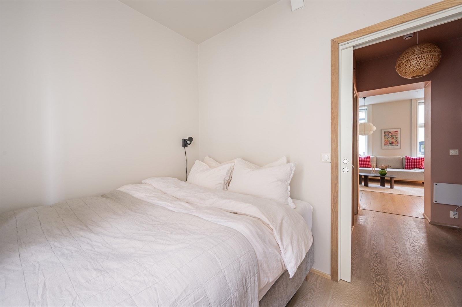 Skyvedør inn til soverommet gir god plassbesparelse. Galleribilde