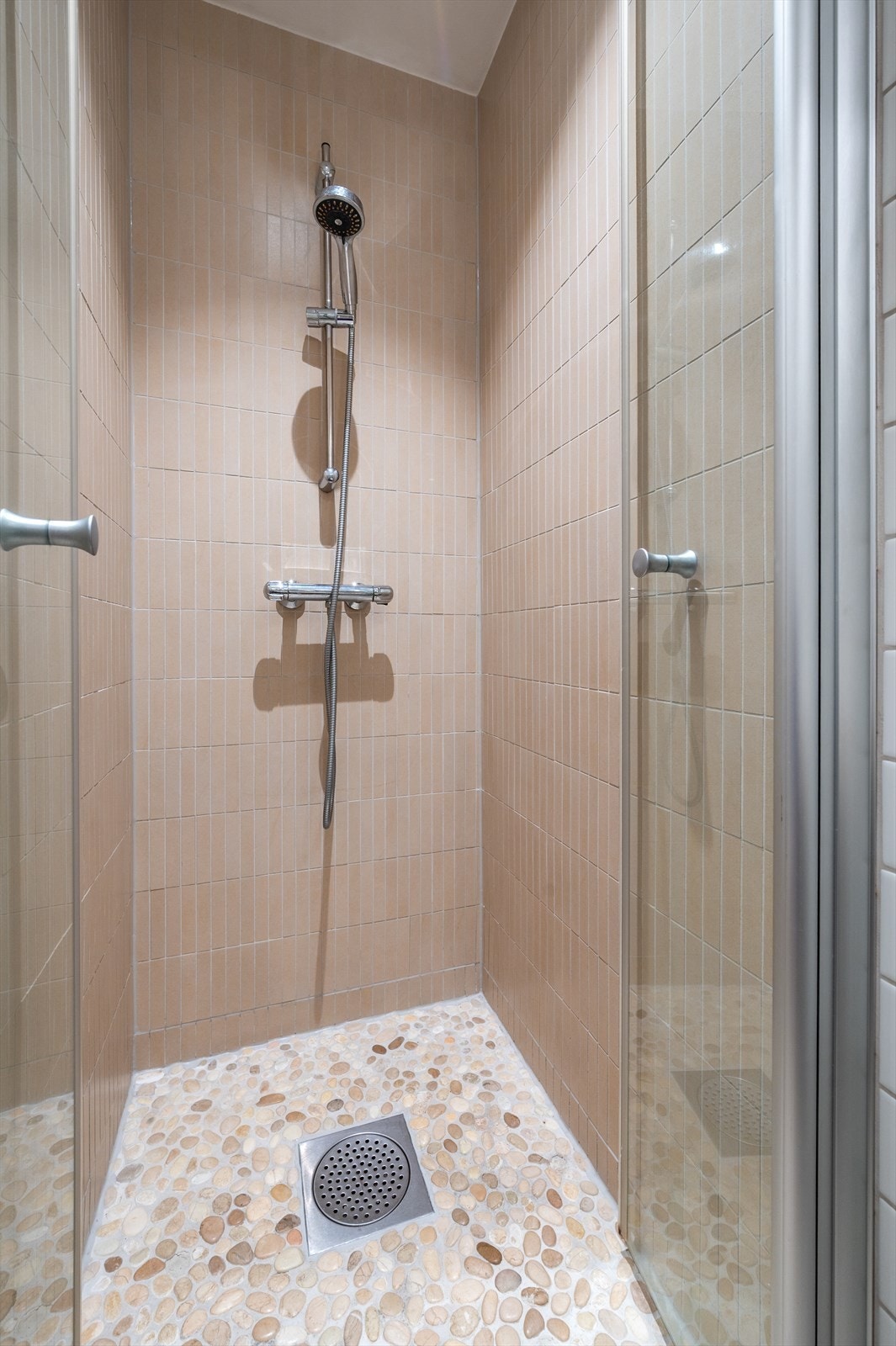 Dusjsone med natursteinsfliser på gulv. Galleribilde