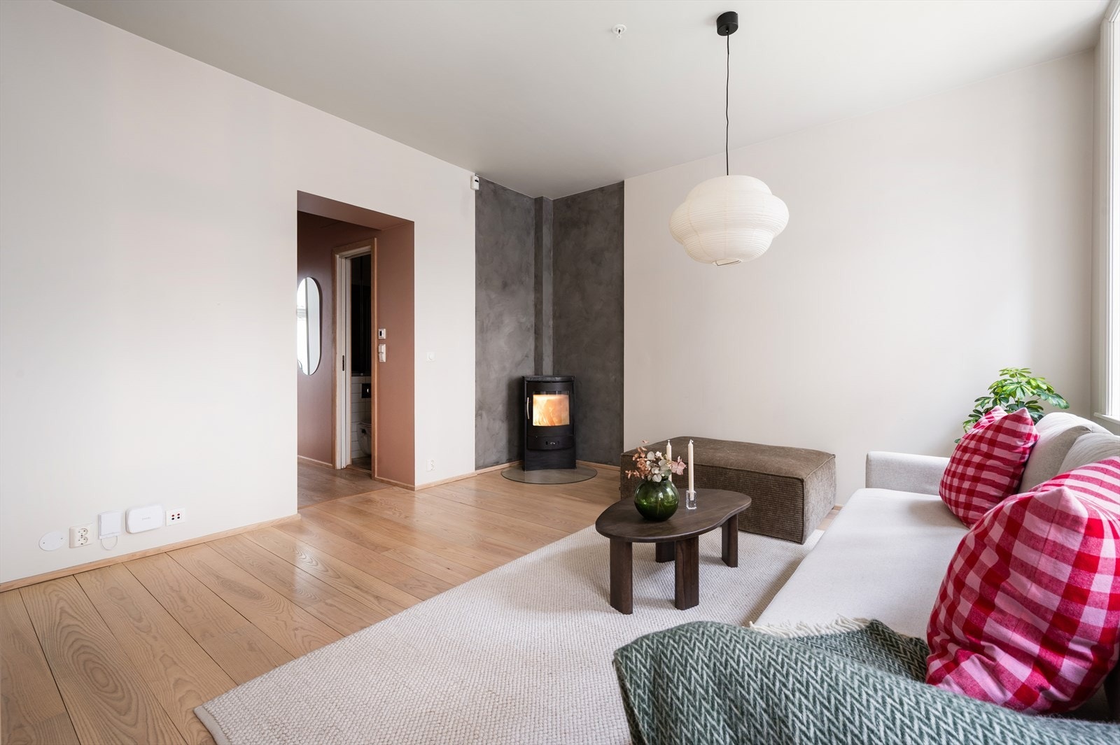 Peis i stuen varmer godt på kaldere høst- og vinterkvelder. Galleribilde