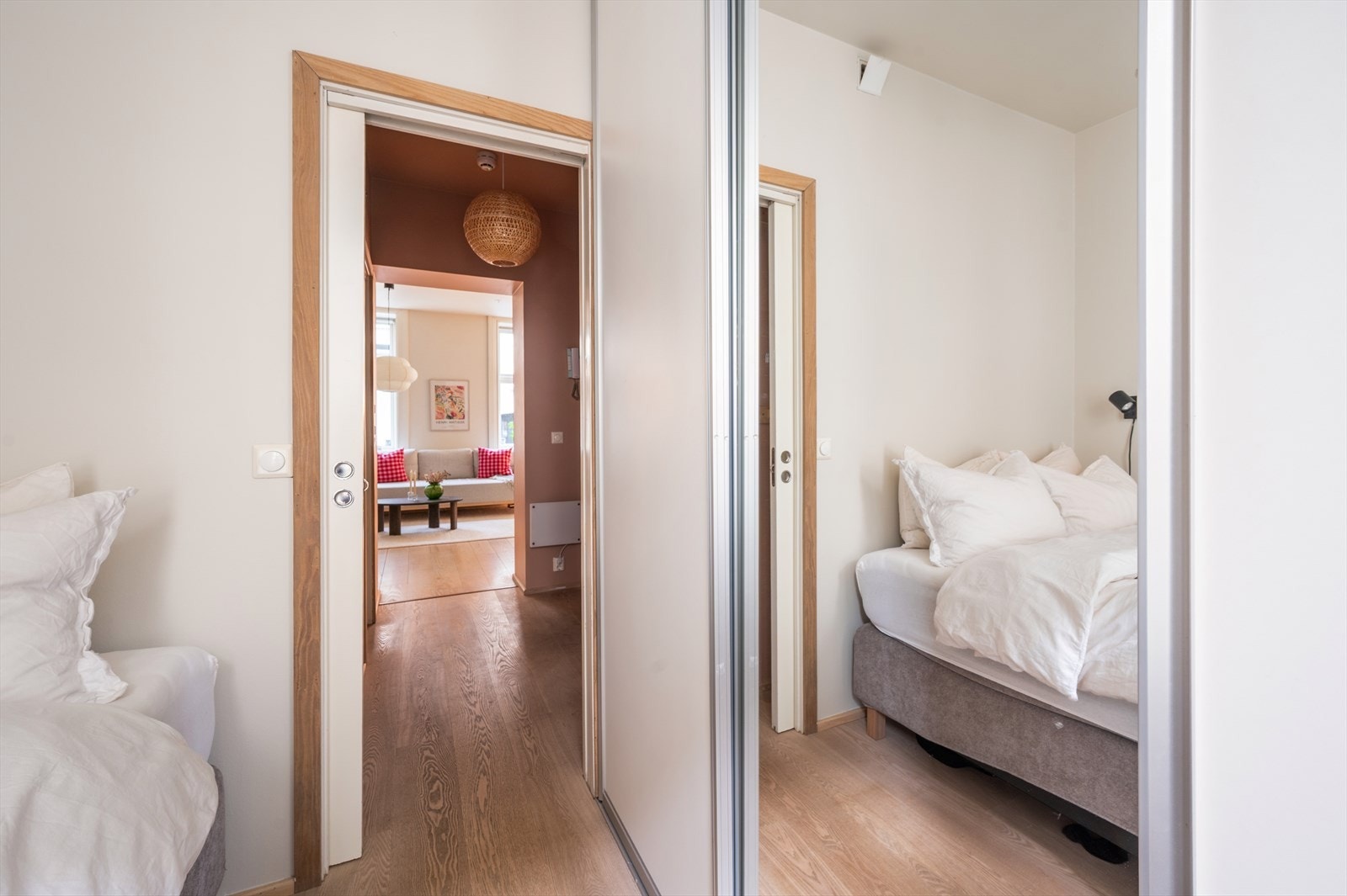 En stor skyvedørsgarderobe med speilfront medfølger, og gir rikelig med oppbevaringsplass. Galleribilde