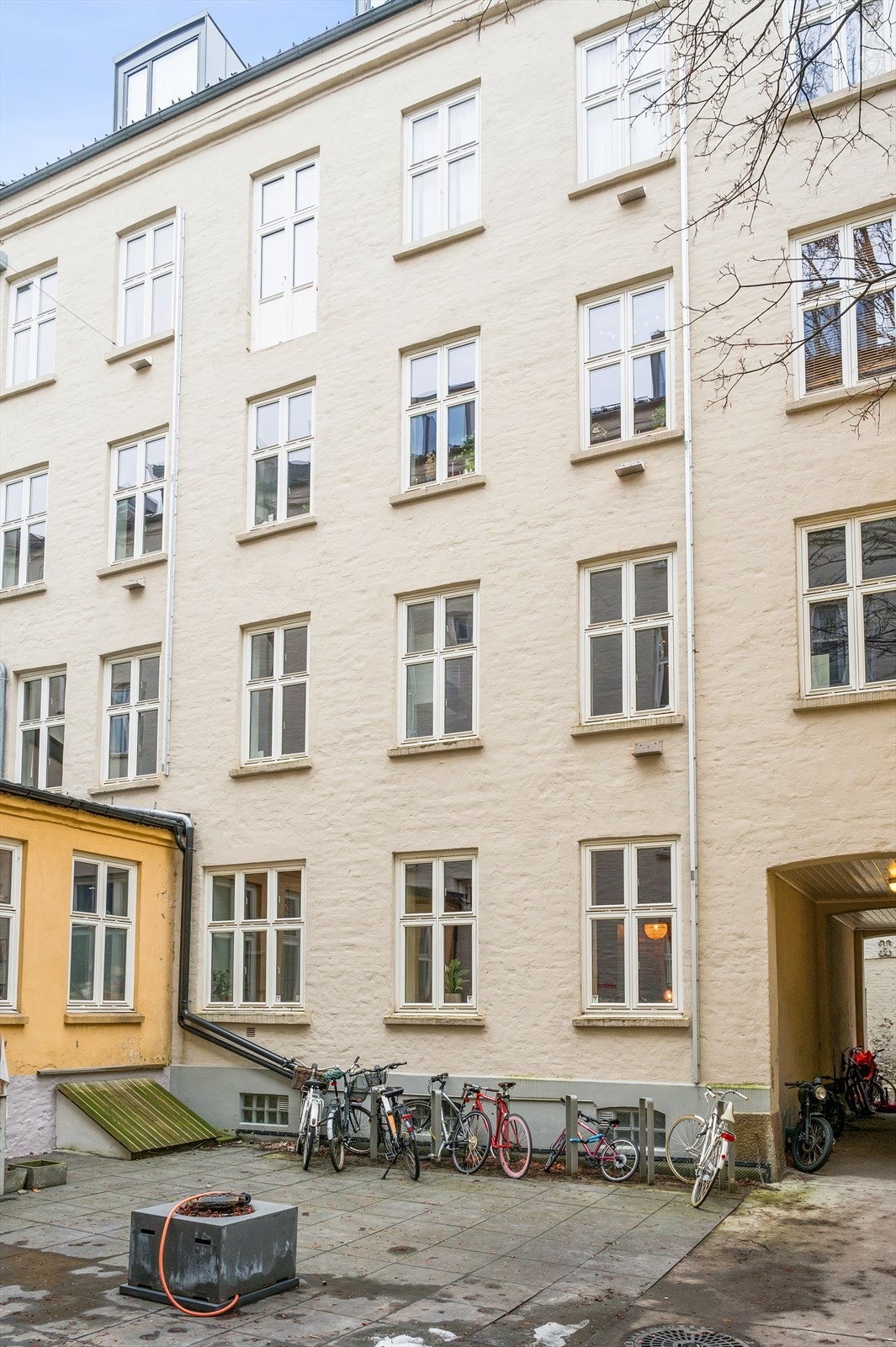 Felles gårdsrom er opparbeidet med sykkelparkering og steinheller. Galleribilde