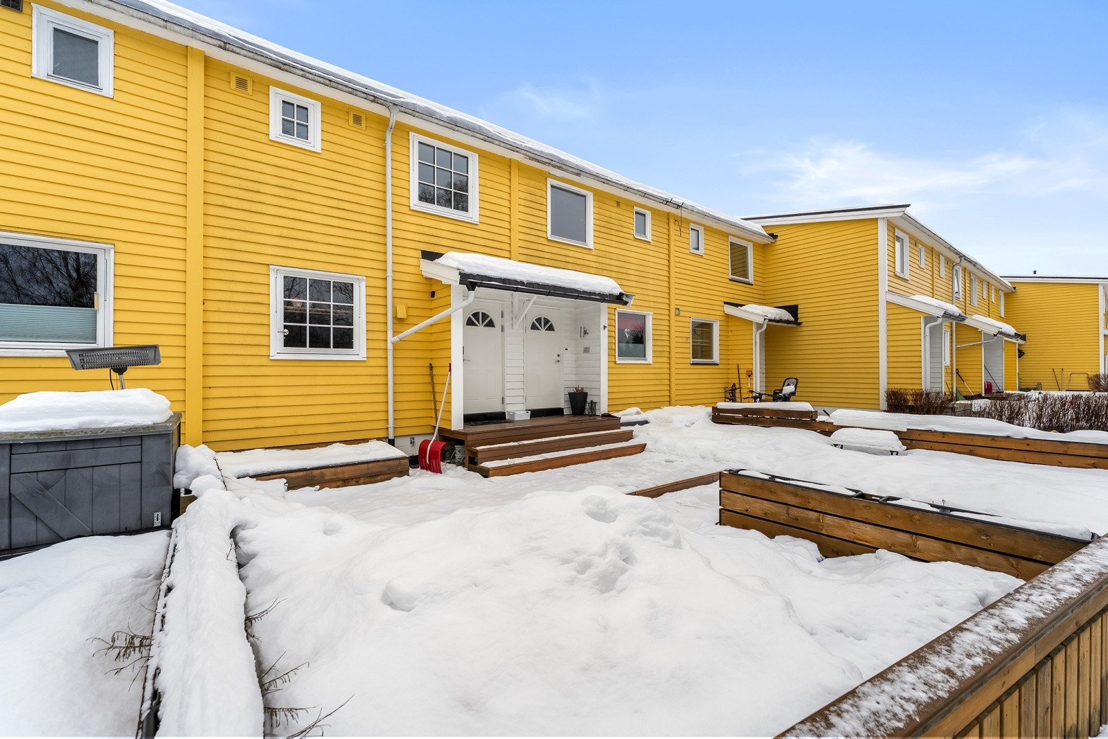 Terrasseplatting med morgensol ved inngangen til boligen. Ca. 23 kvm. Galleribilde