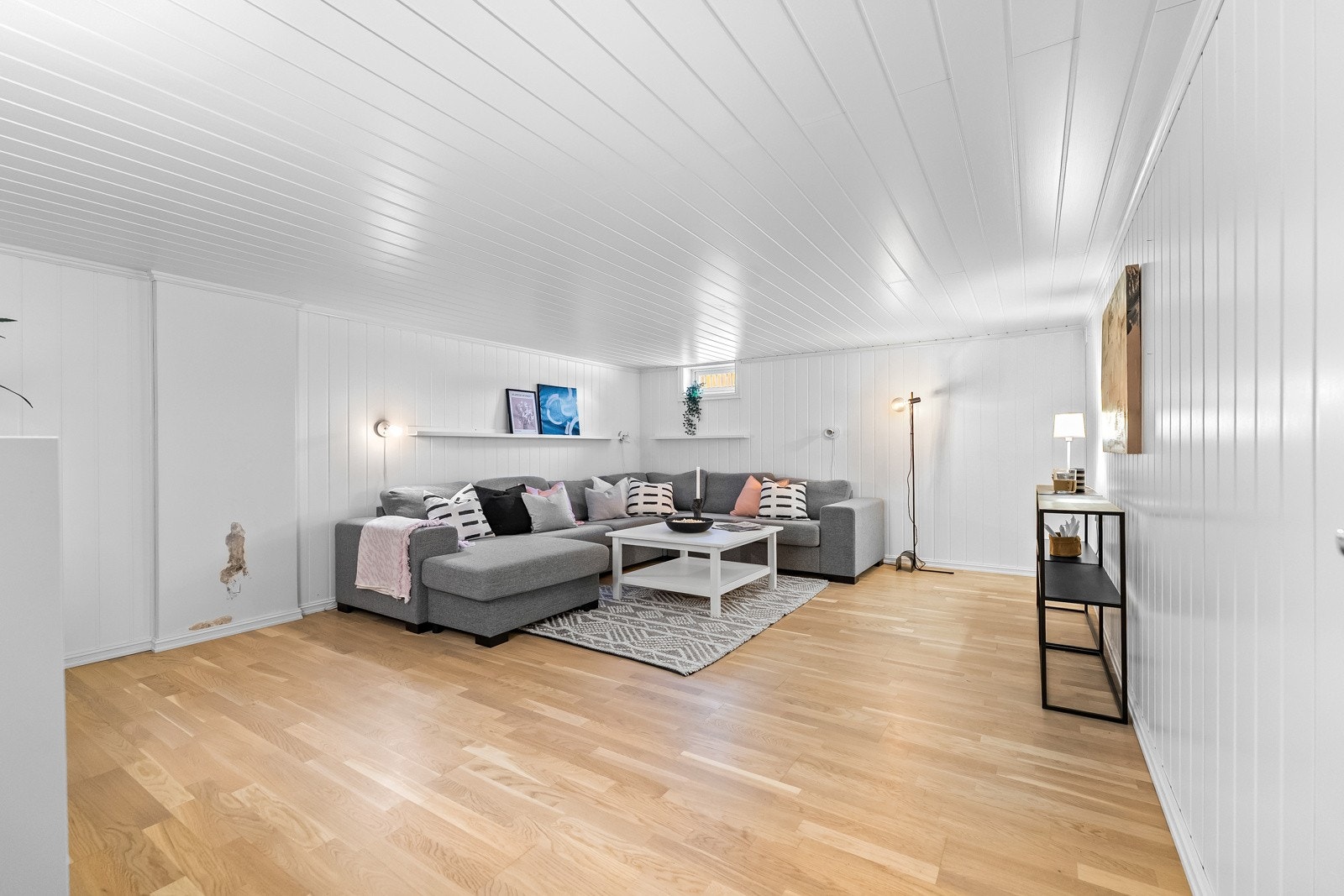 Innredet rom. Følgende blir stående: En stor sofa, 4 Billy-bokhyller enheter og stuebord. Galleribilde