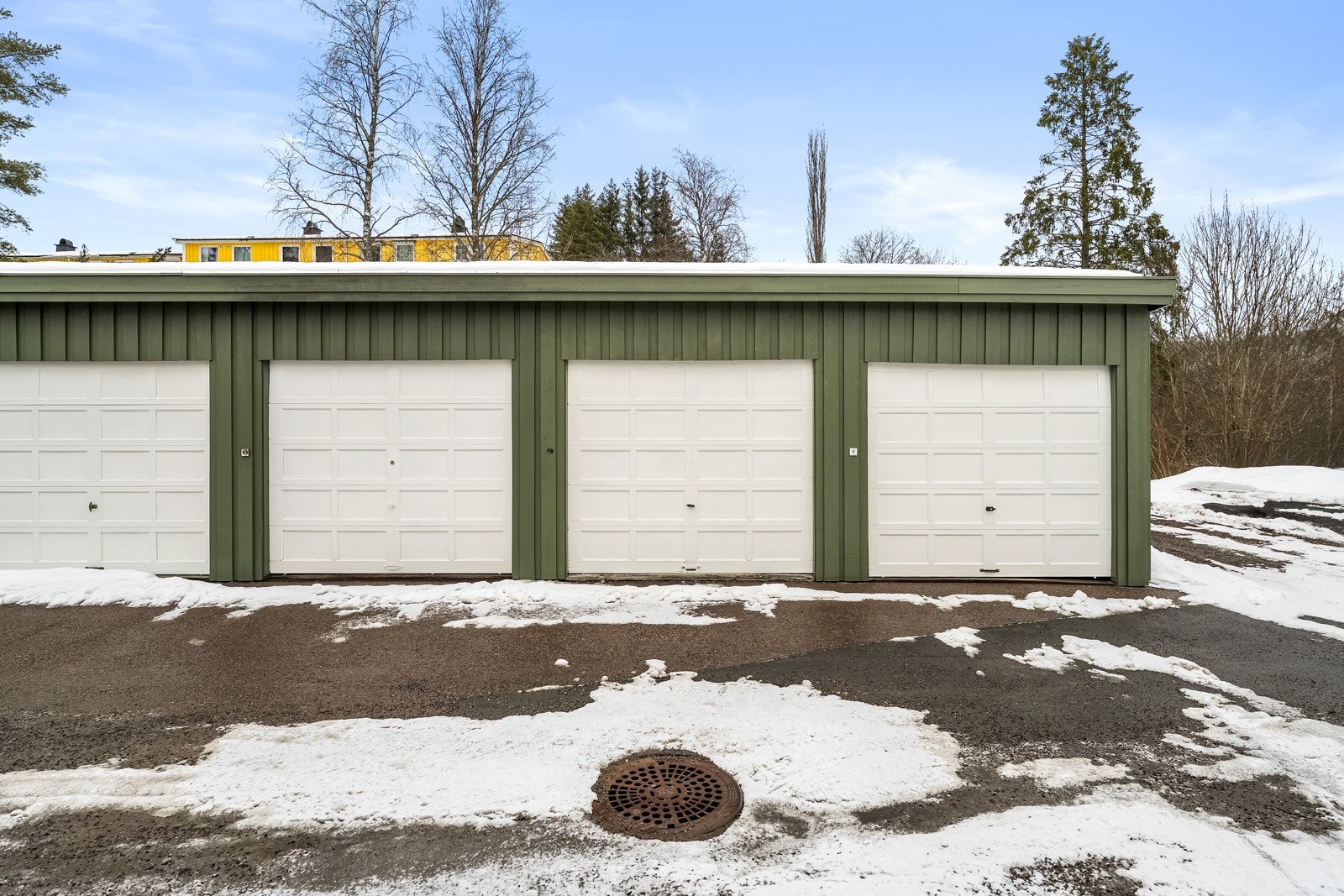 Garsjeplass i rekke. Galleribilde