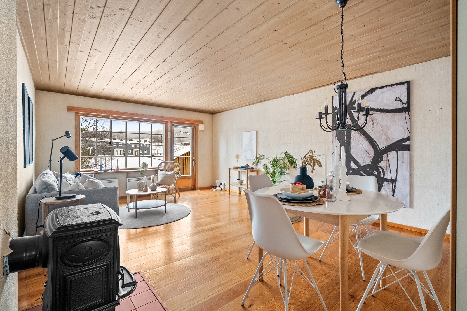 Fra stuen er det utgang til terrass som bidrar til å forlenge oppholdsarealet i de varmere månedene. Galleribilde