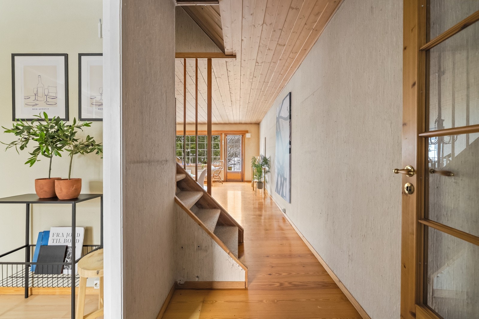 Bilde tatt fra inngangen til boligen. Kjøkken inn til venstre. Galleribilde