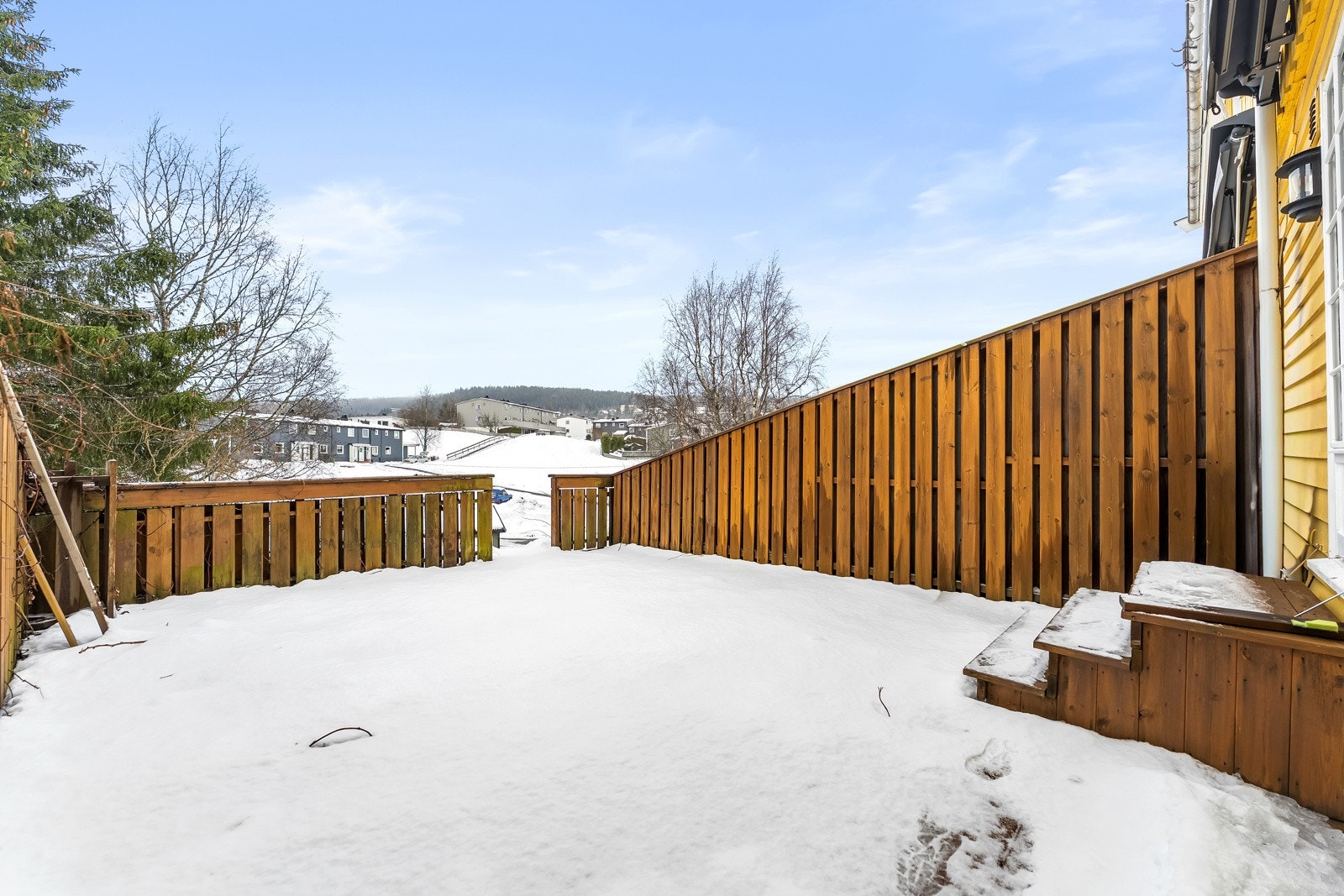 Terrasseplatting på baksiden av boligen med kveldssol. Galleribilde