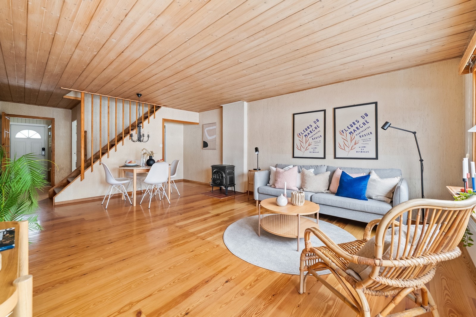 Rommet har plass til både sofagruppe og spisebord, noe som gir fleksible møbleringsmuligheter og gode soner for både avslapning og måltider. Galleribilde