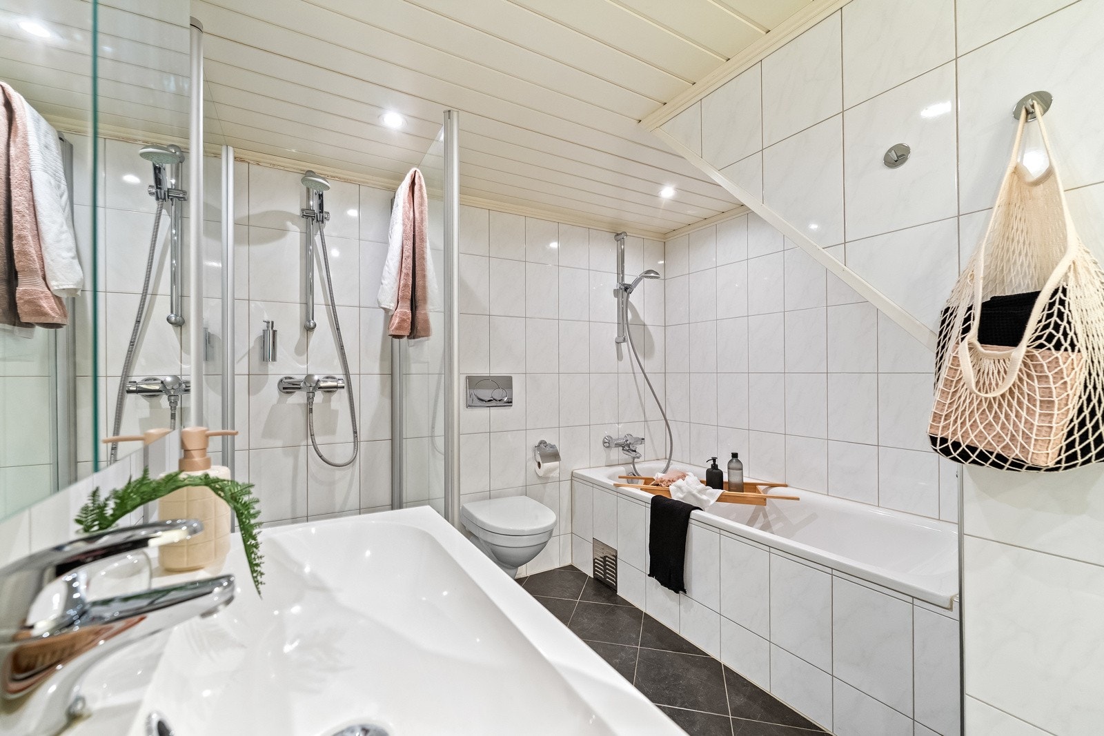 Bad. Etablering av bad i kjeller ca. 15 år siden. Galleribilde