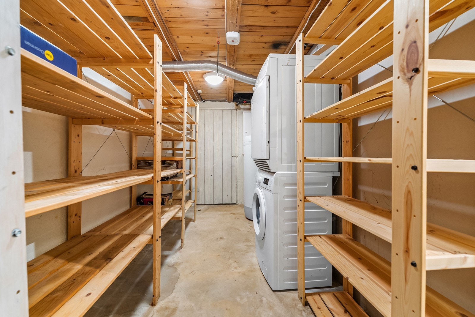 Det som står i kjelleren ved visning vil ikke bli fjernet. Kjøper må selv fjerne det etter overtakelse :-) Galleribilde