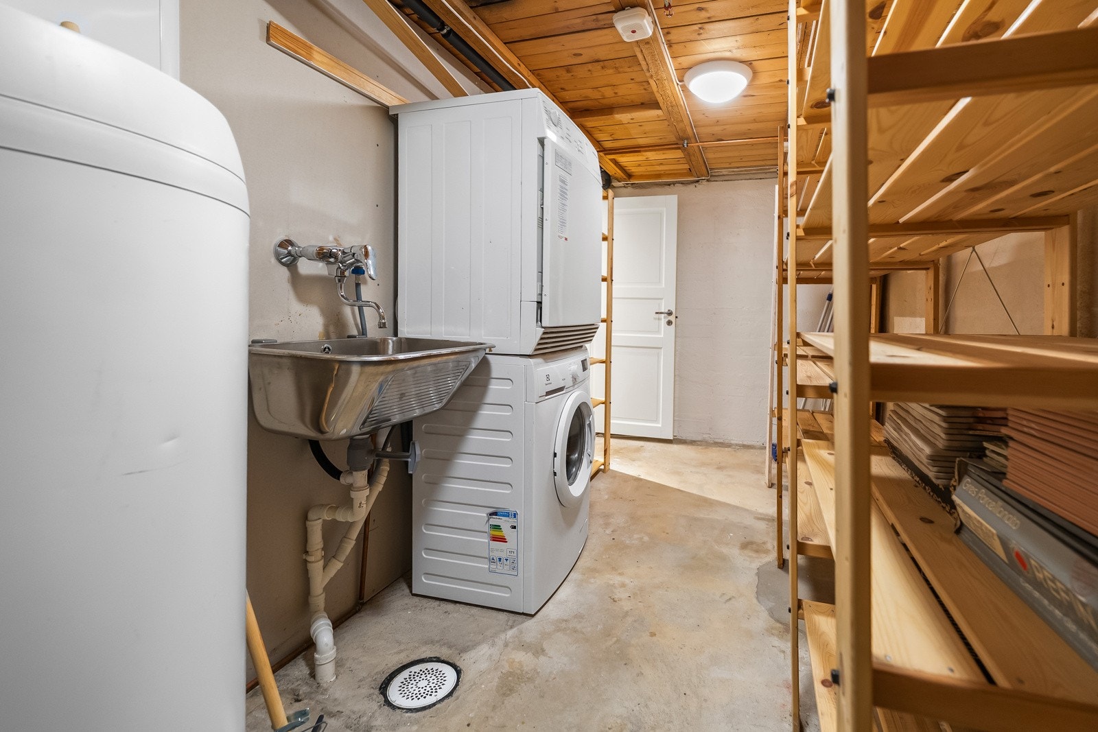 Bod kjeller. Vaskemaskin og tørketrommel følger. Galleribilde