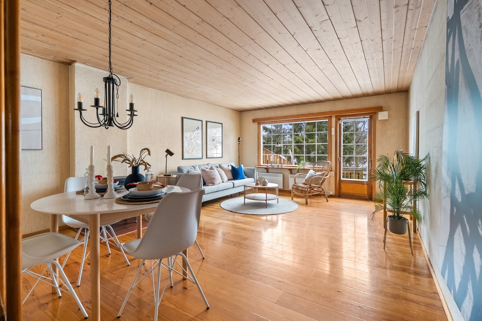 Stuen fremstår som et lyst og trivelig oppholdsrom med en god romfølelse. Galleribilde